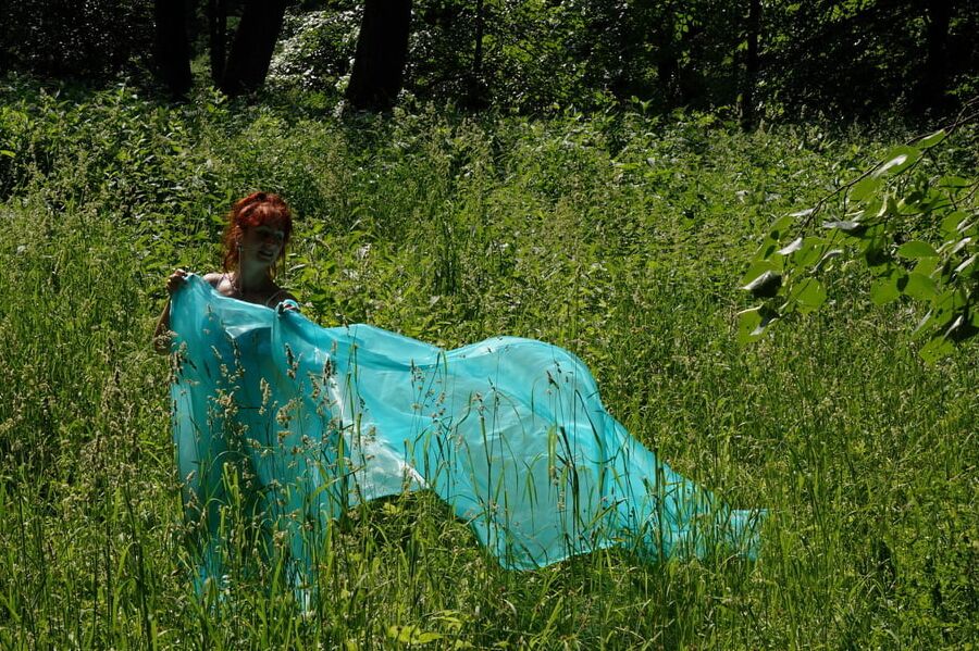 With a turquoise veil in the contrlight