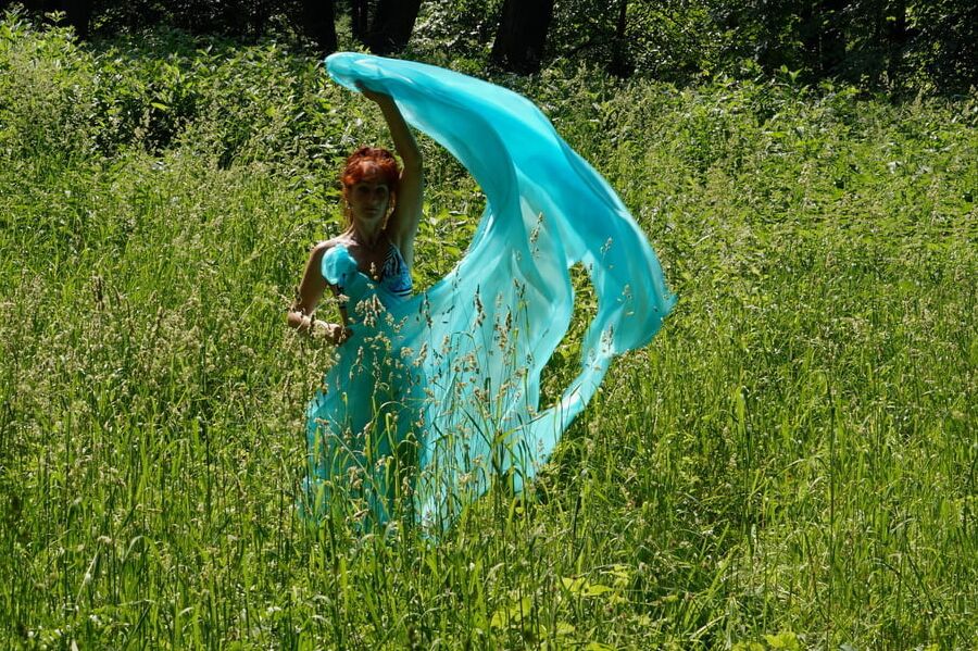 With a turquoise veil in the contrlight