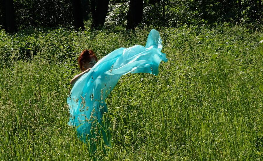 With a turquoise veil in the contrlight