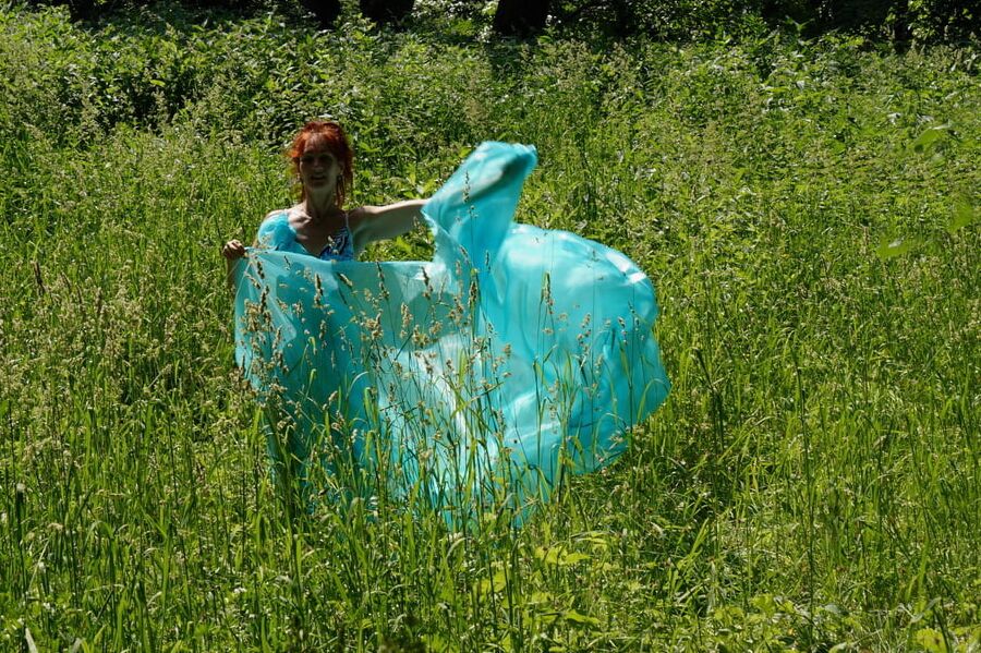 With a turquoise veil in the contrlight