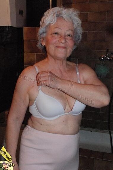 Amateur granny going wild