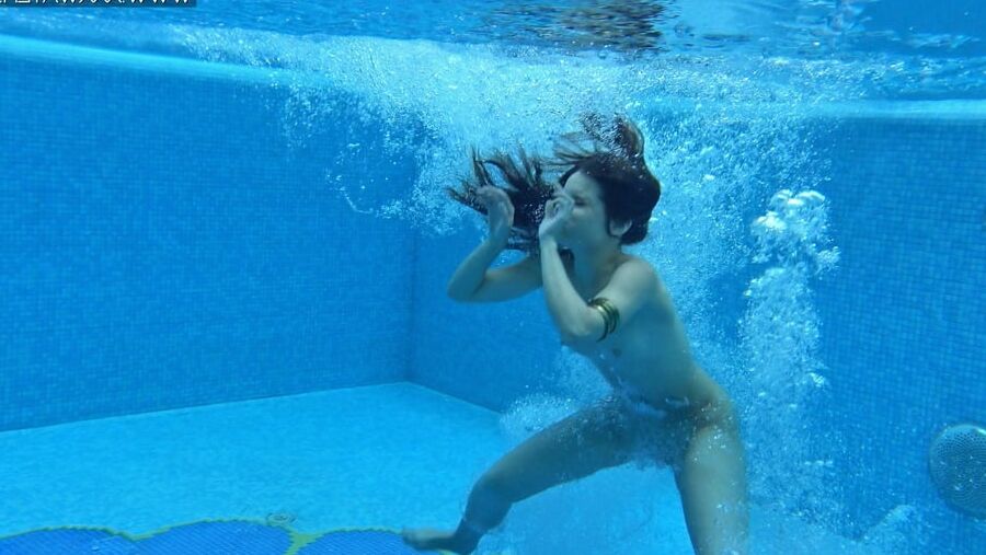 LIZI VOGUE UNDERWATER SWIMMING POOL