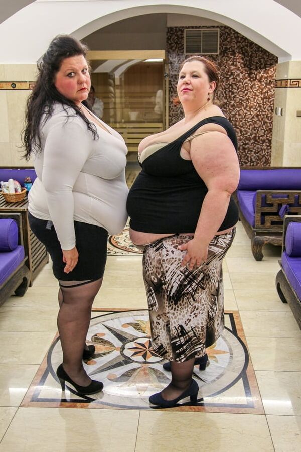 Supersized BBW Hurricanes Sharing Skinny Cock - CFNM