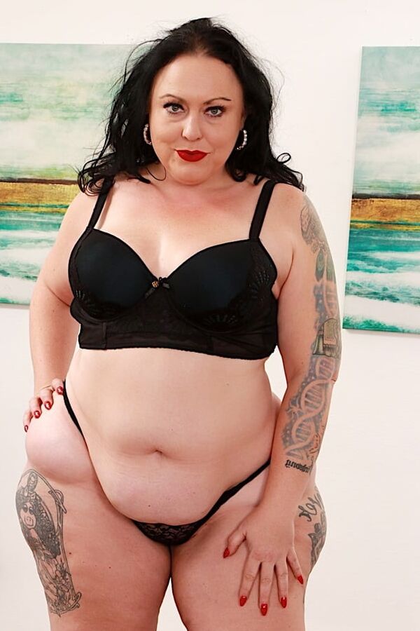 Cock hungry BBW Calista Roxxx gets gangbanged