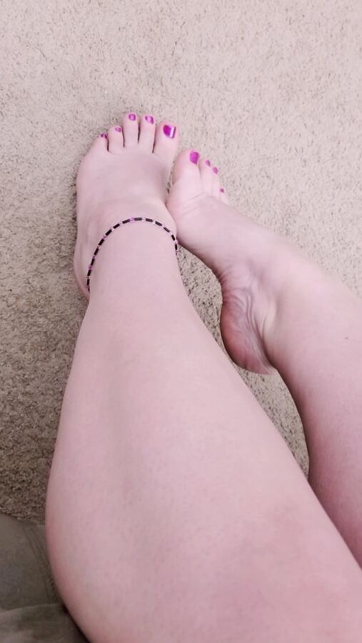 Weekly roundup bored housewife milf legs ass tits tease