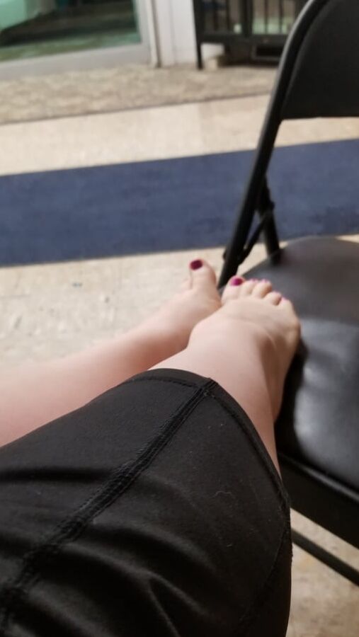 Weekly roundup bored housewife milf legs ass tits tease