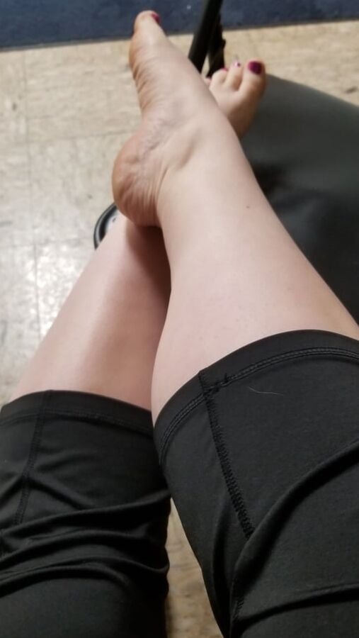 Weekly roundup bored housewife milf legs ass tits tease