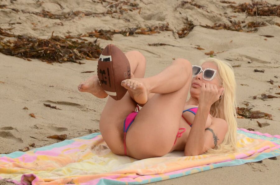 Angelique Frenchy Morgan shows off her asshole