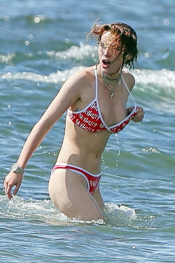 Bella Thorne lesbian kiss and topless pics