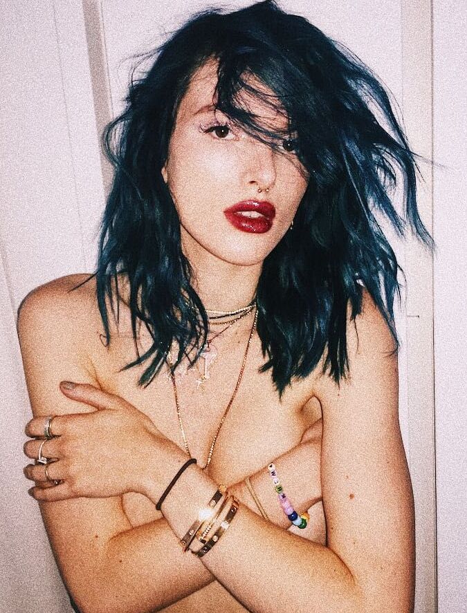 Bella Thorne lesbian kiss and topless pics
