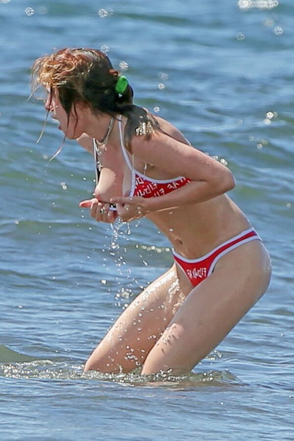 Bella Thorne lesbian kiss and topless pics