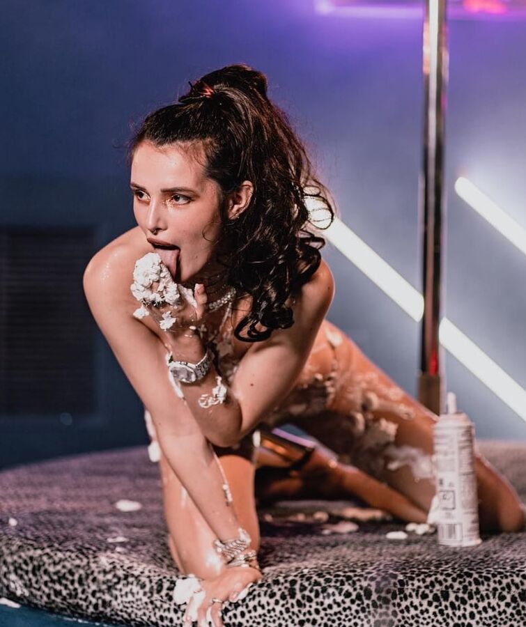 Bella Thorne lesbian kiss and topless pics