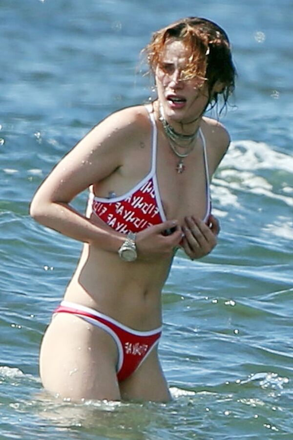 Bella Thorne lesbian kiss and topless pics