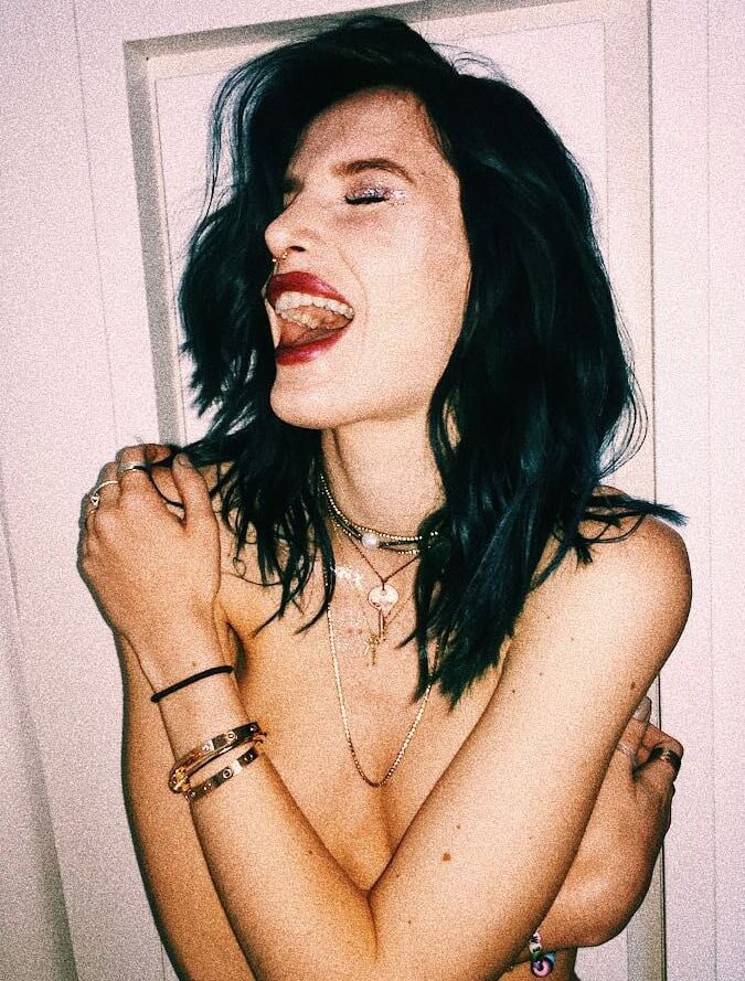 Bella Thorne lesbian kiss and topless pics