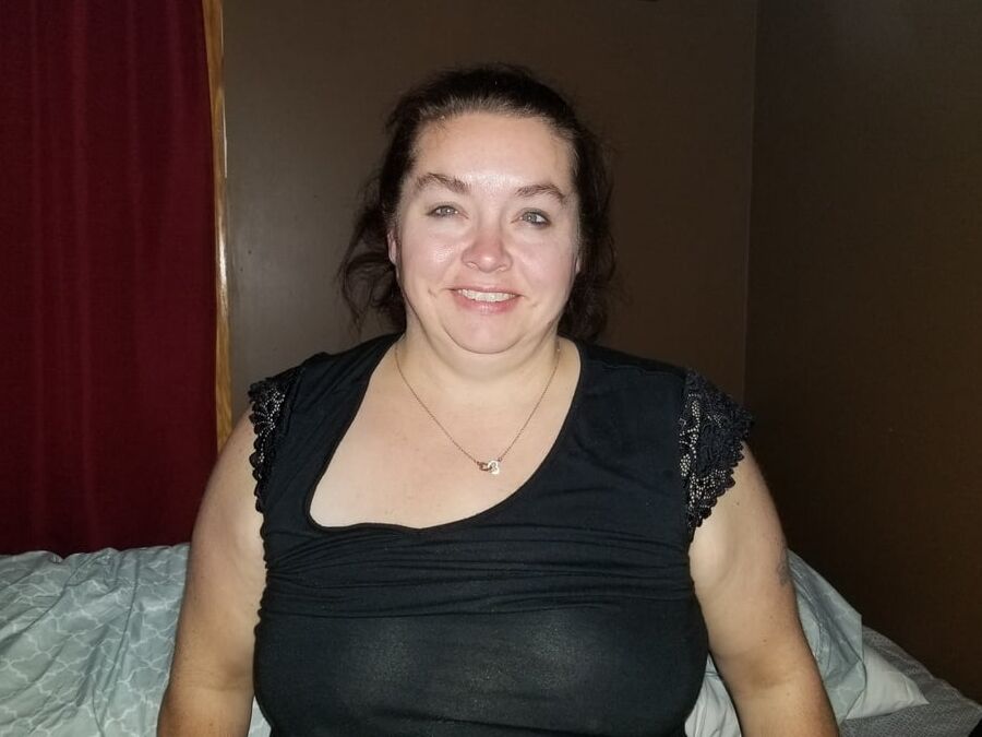 Sexy BBW Shows off her Assets