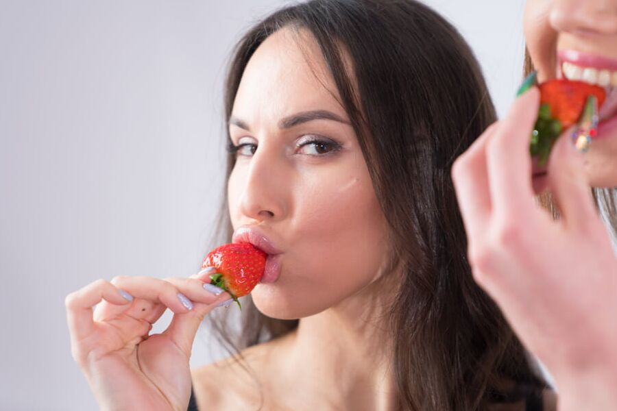 A GIRL KNOWS - Sexy lesbian models enjoy food fetish sex