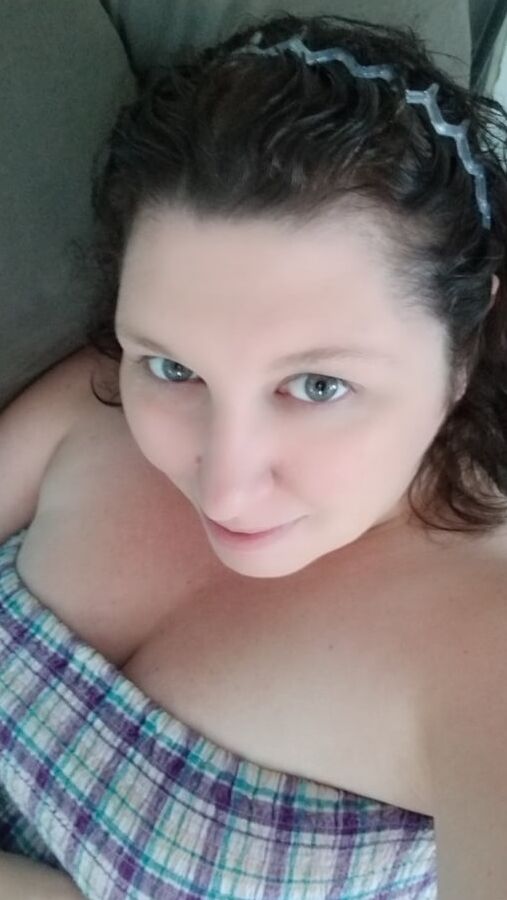 Frisky housewife mild teasing phots from the last few days..