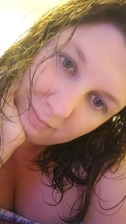 Frisky housewife mild teasing phots from the last few days..