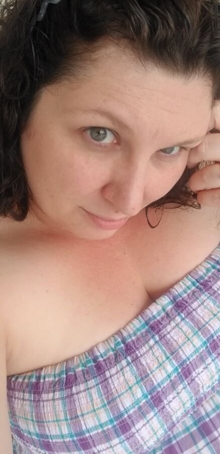 Frisky housewife mild teasing phots from the last few days..