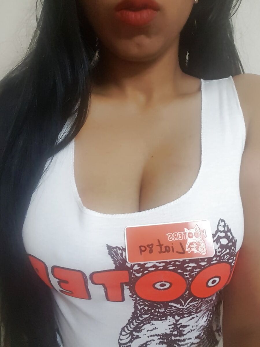 Hooters Girl