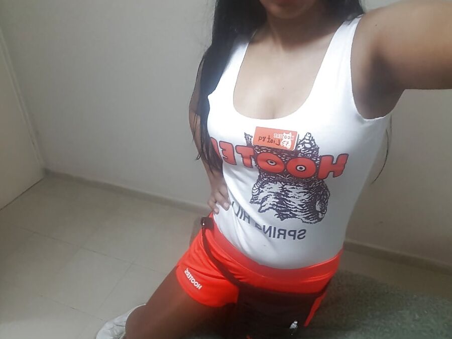 Hooters Girl