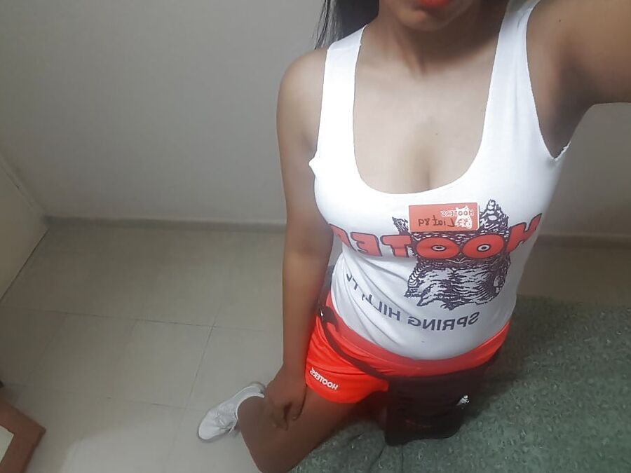 Hooters Girl