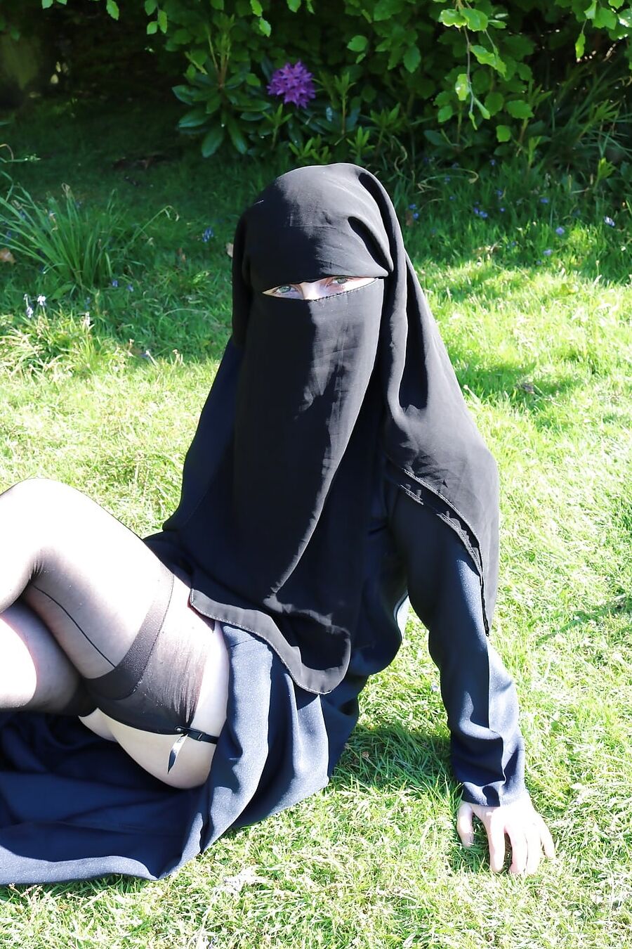 Muslim Burqa Niqab suspenders Outdoors Flashing