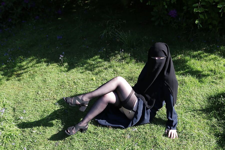 Muslim Burqa Niqab suspenders Outdoors Flashing