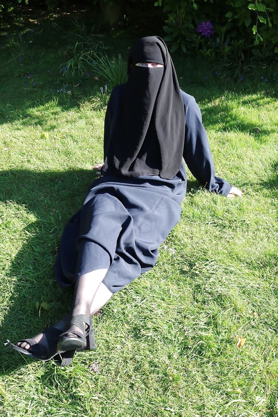 Muslim Burqa Niqab suspenders Outdoors Flashing