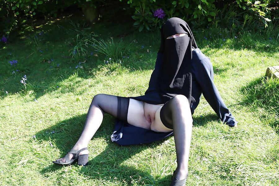 Muslim Burqa Niqab suspenders Outdoors Flashing