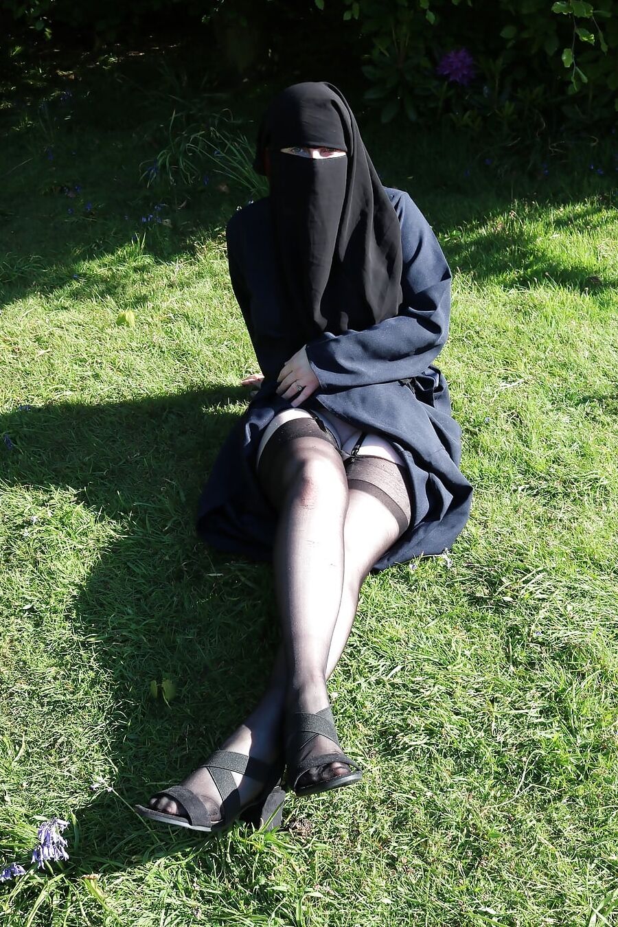 Muslim Burqa Niqab suspenders Outdoors Flashing