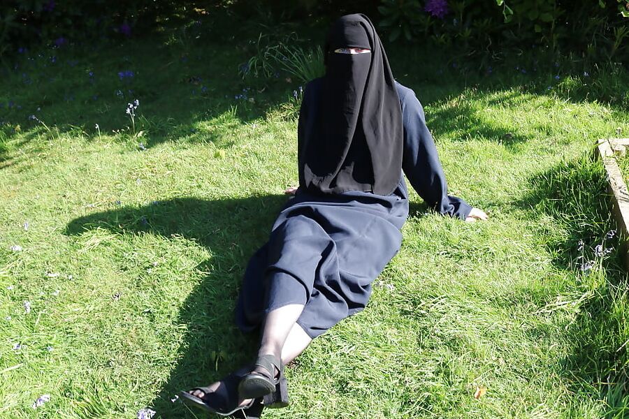 Muslim Burqa Niqab suspenders Outdoors Flashing