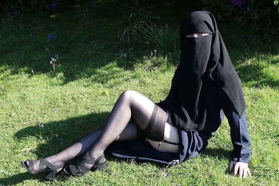 Muslim Burqa Niqab suspenders Outdoors Flashing