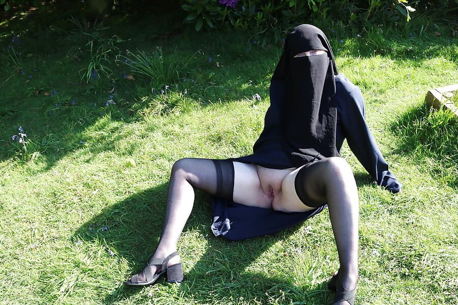 Muslim Burqa Niqab suspenders Outdoors Flashing