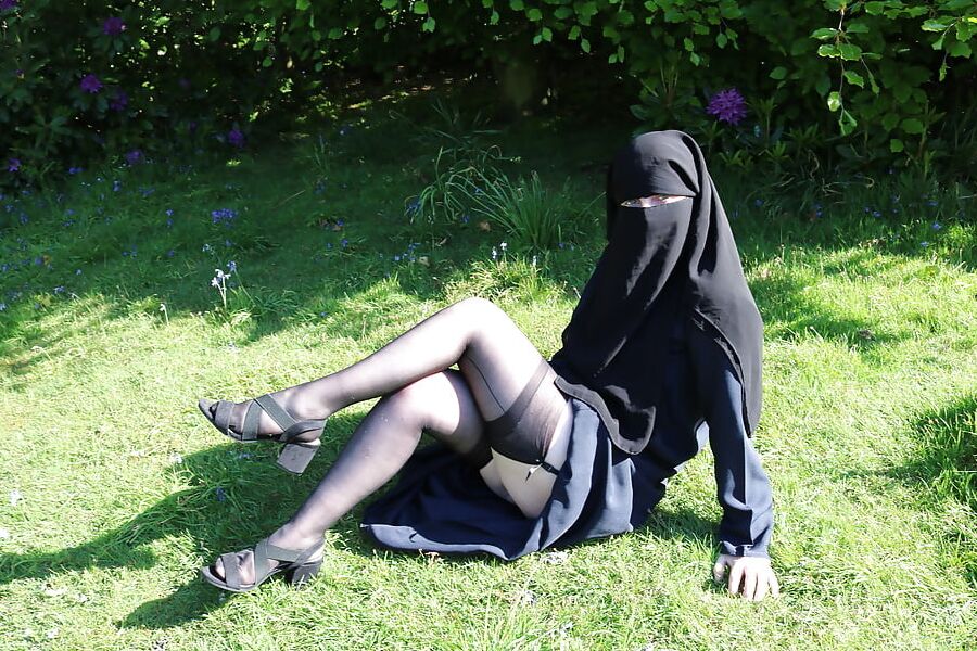 Muslim Burqa Niqab suspenders Outdoors Flashing