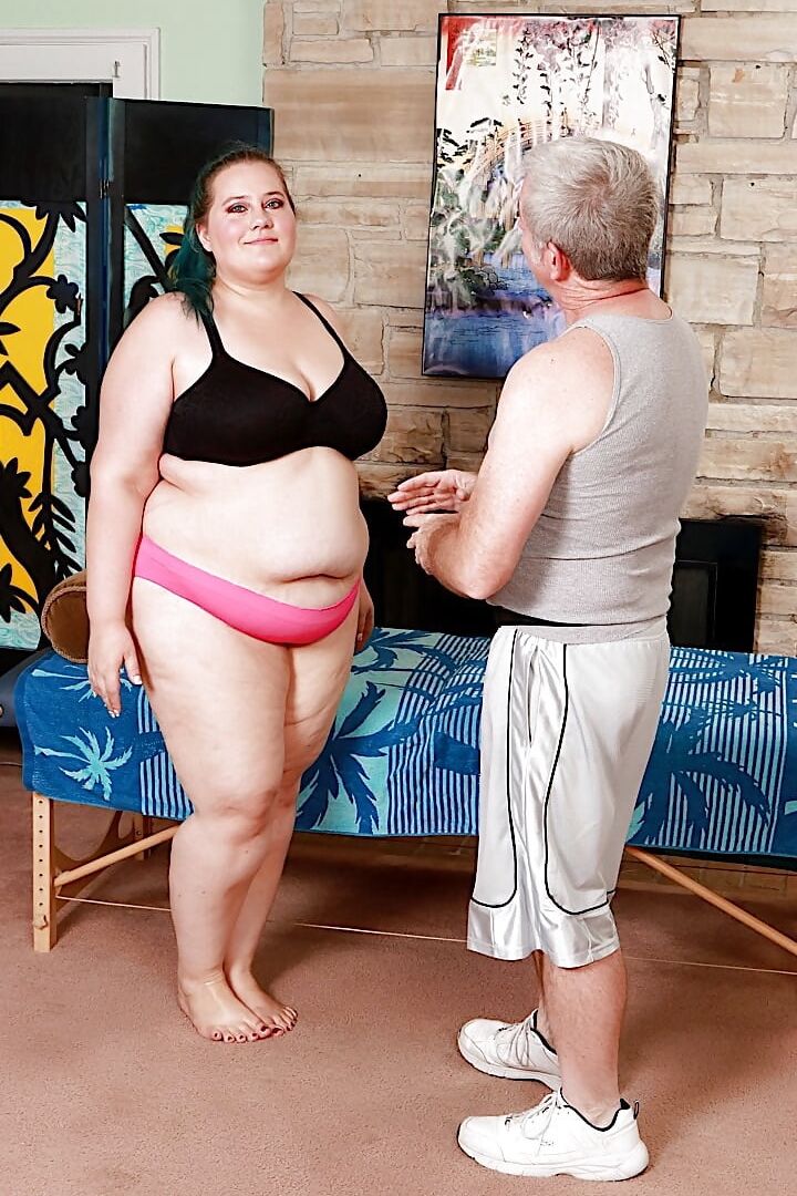 Pretty plumper Becki Butterfly enjoys pussy massage