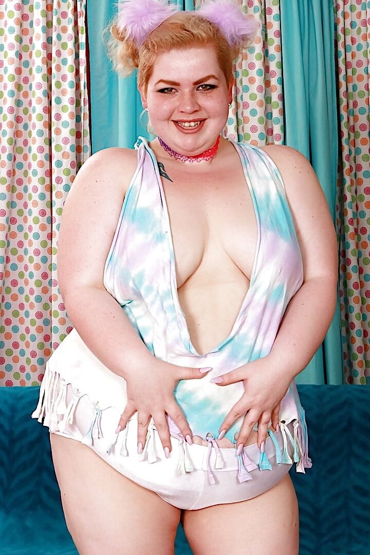 Plumper slut Velma Voodoo takes it in ass