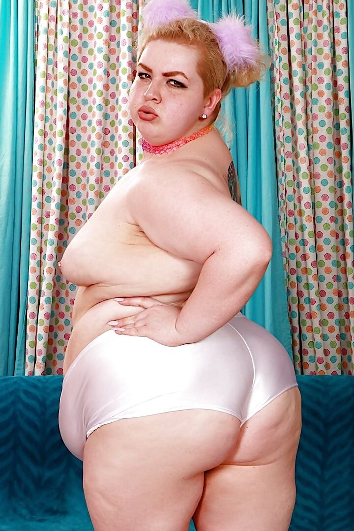 Plumper slut Velma Voodoo takes it in ass