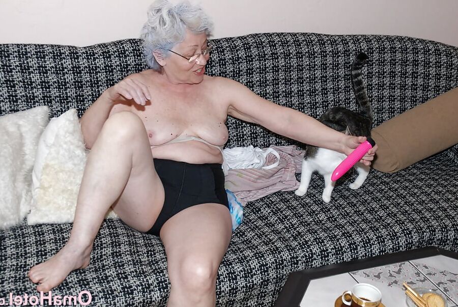 Busty chubby mature toyplaying