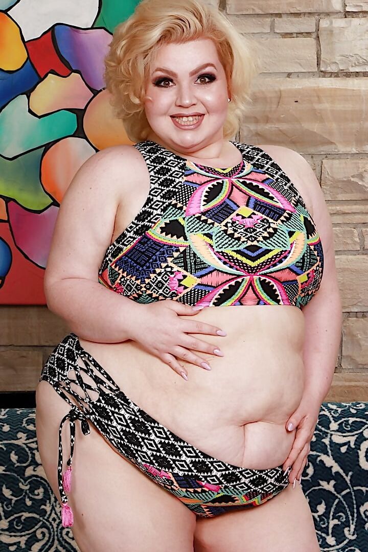 Plumper slut Velma Voodoo gets her pussy reamed