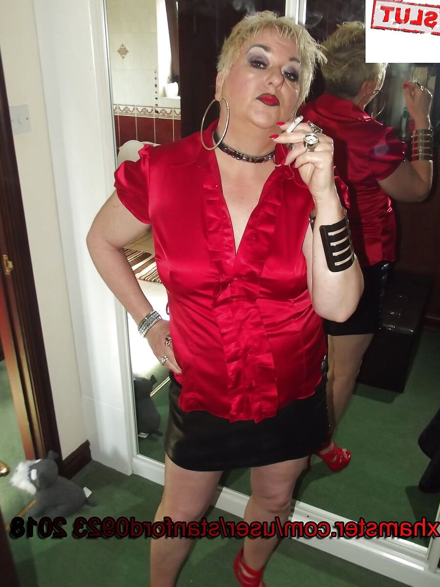 SLUT PLAYING WITH HERSELF