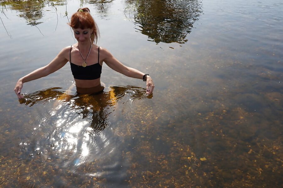 Play with Sun in Derzha-river