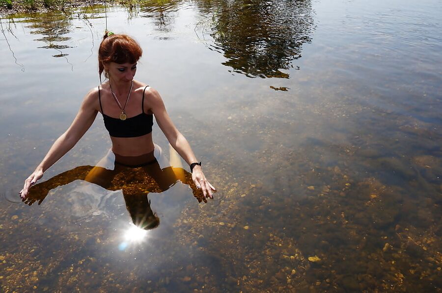 Play with Sun in Derzha-river