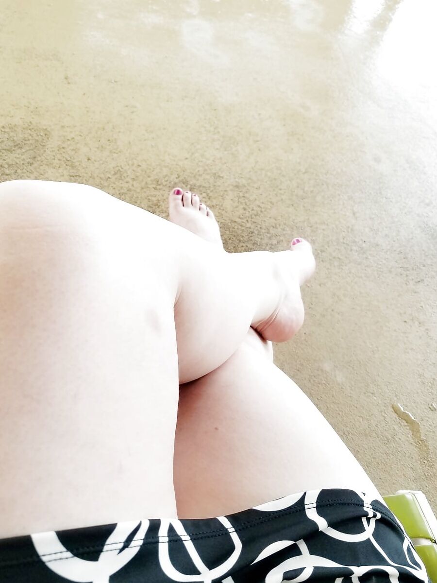 Mini vacations poolside pic