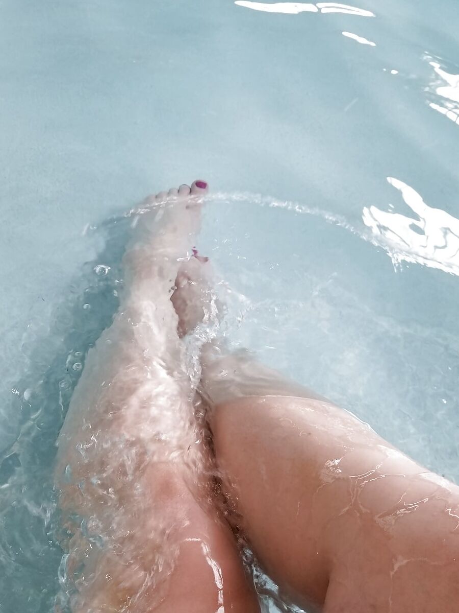 Mini vacations poolside pic