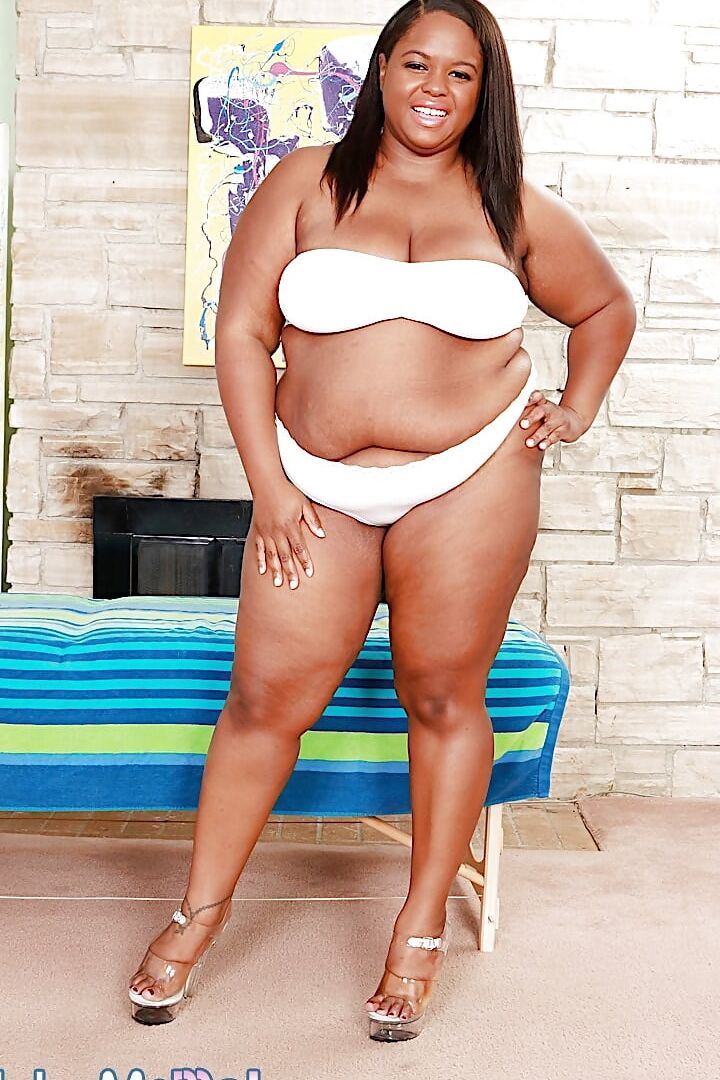 Black BBW Olivia Leigh enjoys pussy massage