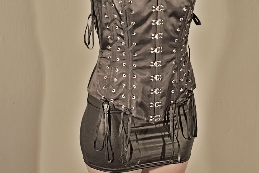 CORSET LATEX & HIGH HEELS