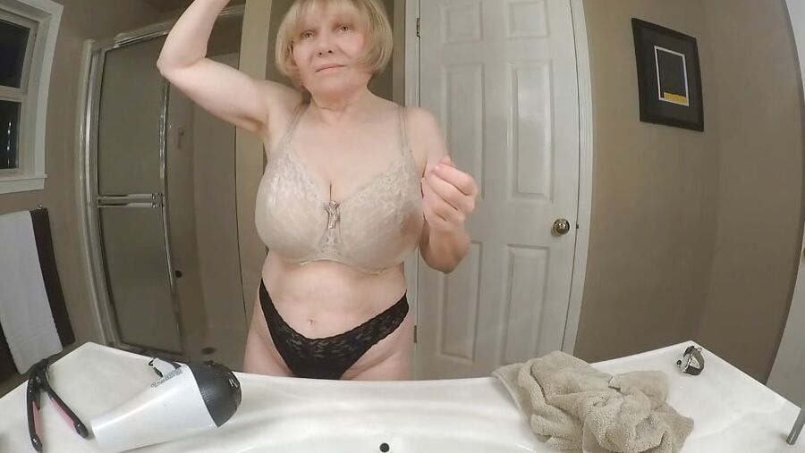 62+ GILF is a voyeurs dream