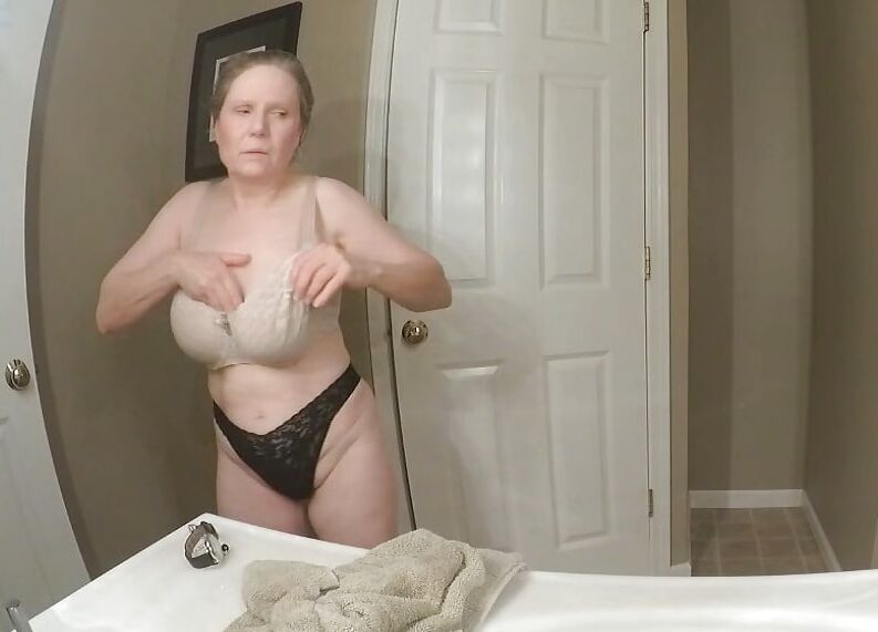 62+ GILF is a voyeurs dream