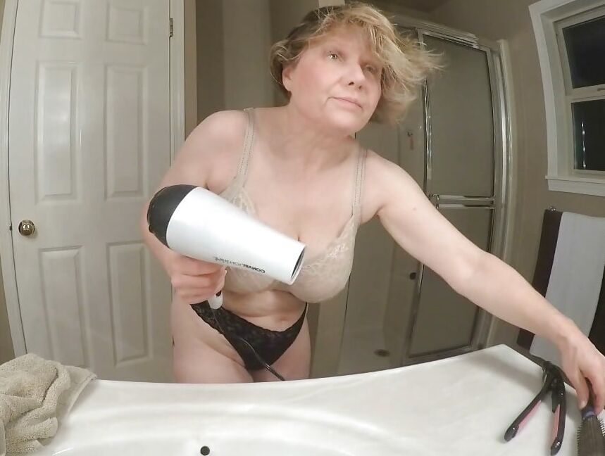 62+ GILF is a voyeurs dream
